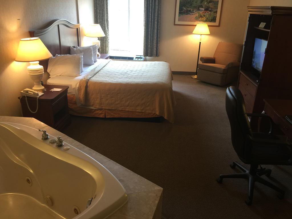 Quality Inn & Suites Danville Extérieur photo