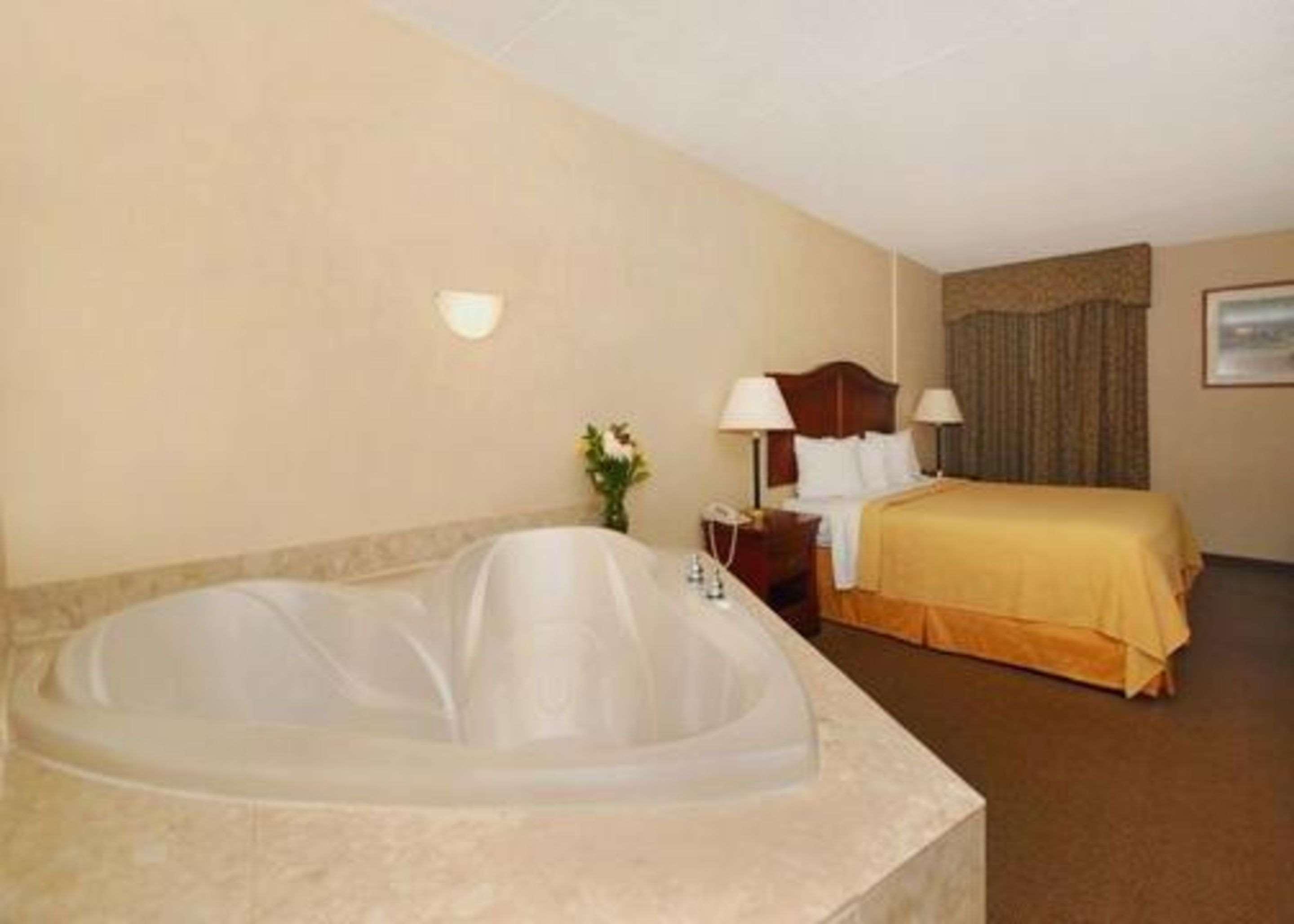 Quality Inn & Suites Danville Extérieur photo